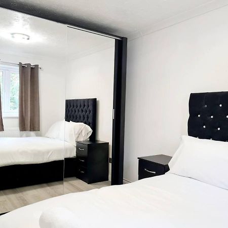 Modern & Spacious - Walk To London Excel- Parking Extérieur photo