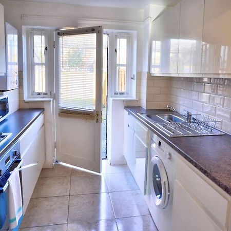Modern & Spacious - Walk To London Excel- Parking Extérieur photo