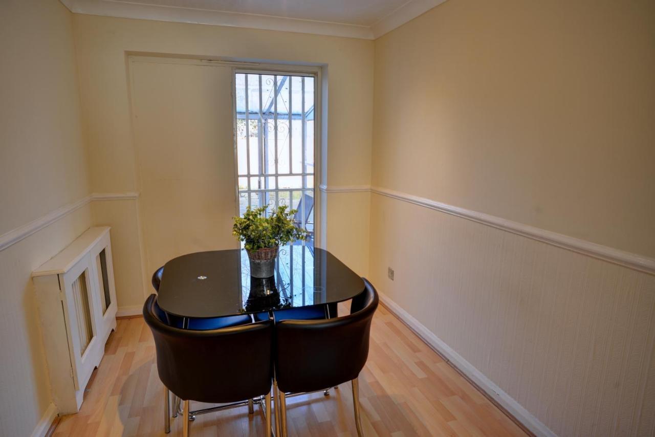 Modern & Spacious - Walk To London Excel- Parking Extérieur photo