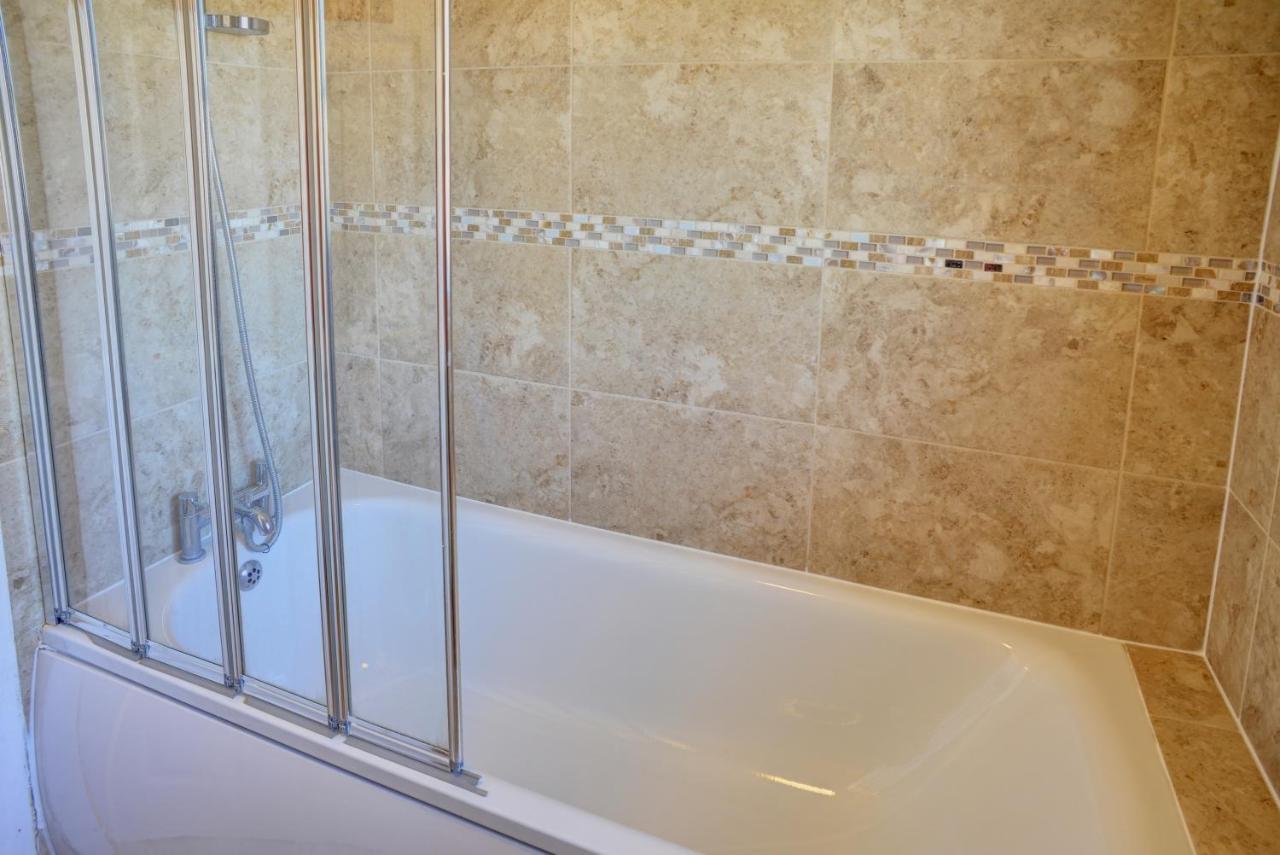 Modern & Spacious - Walk To London Excel- Parking Extérieur photo