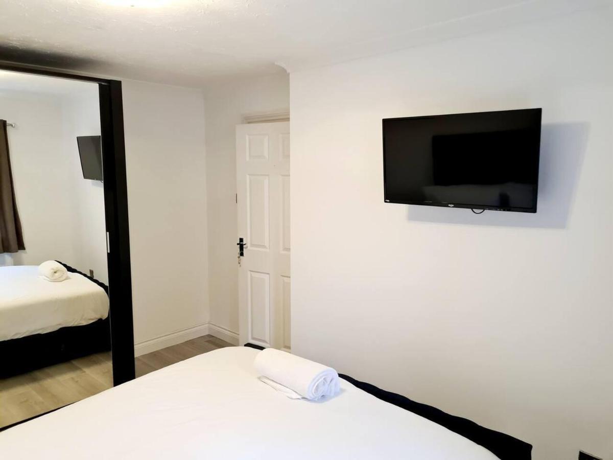 Modern & Spacious - Walk To London Excel- Parking Extérieur photo