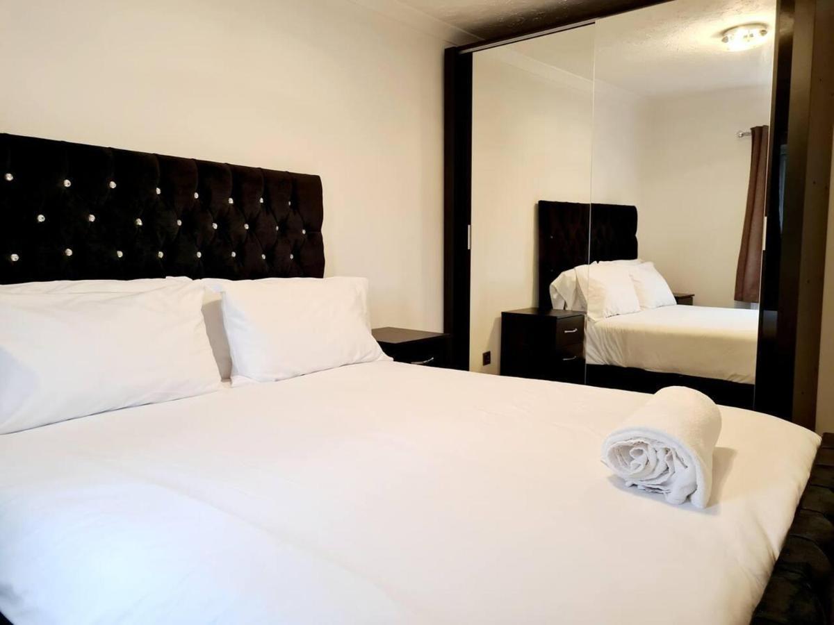 Modern & Spacious - Walk To London Excel- Parking Extérieur photo