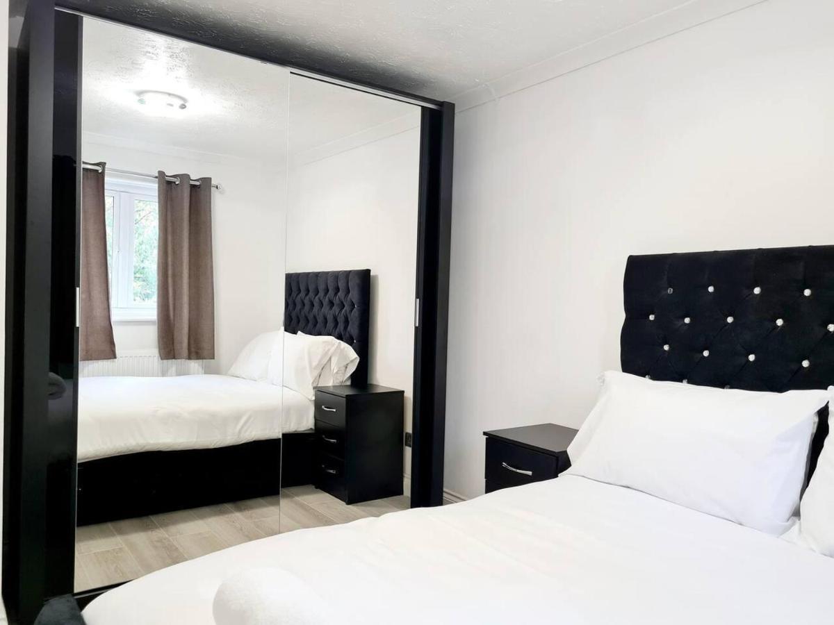 Modern & Spacious - Walk To London Excel- Parking Extérieur photo