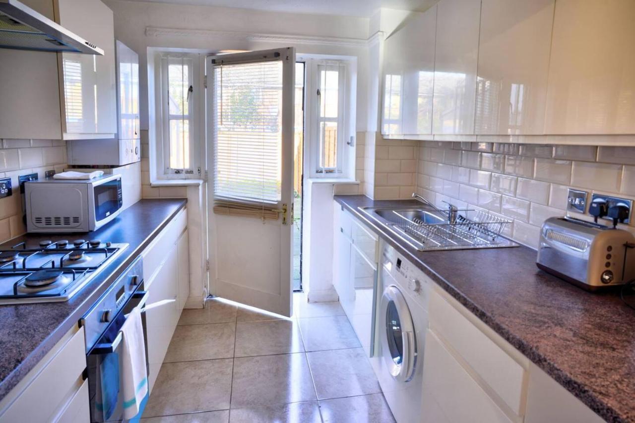 Modern & Spacious - Walk To London Excel- Parking Extérieur photo