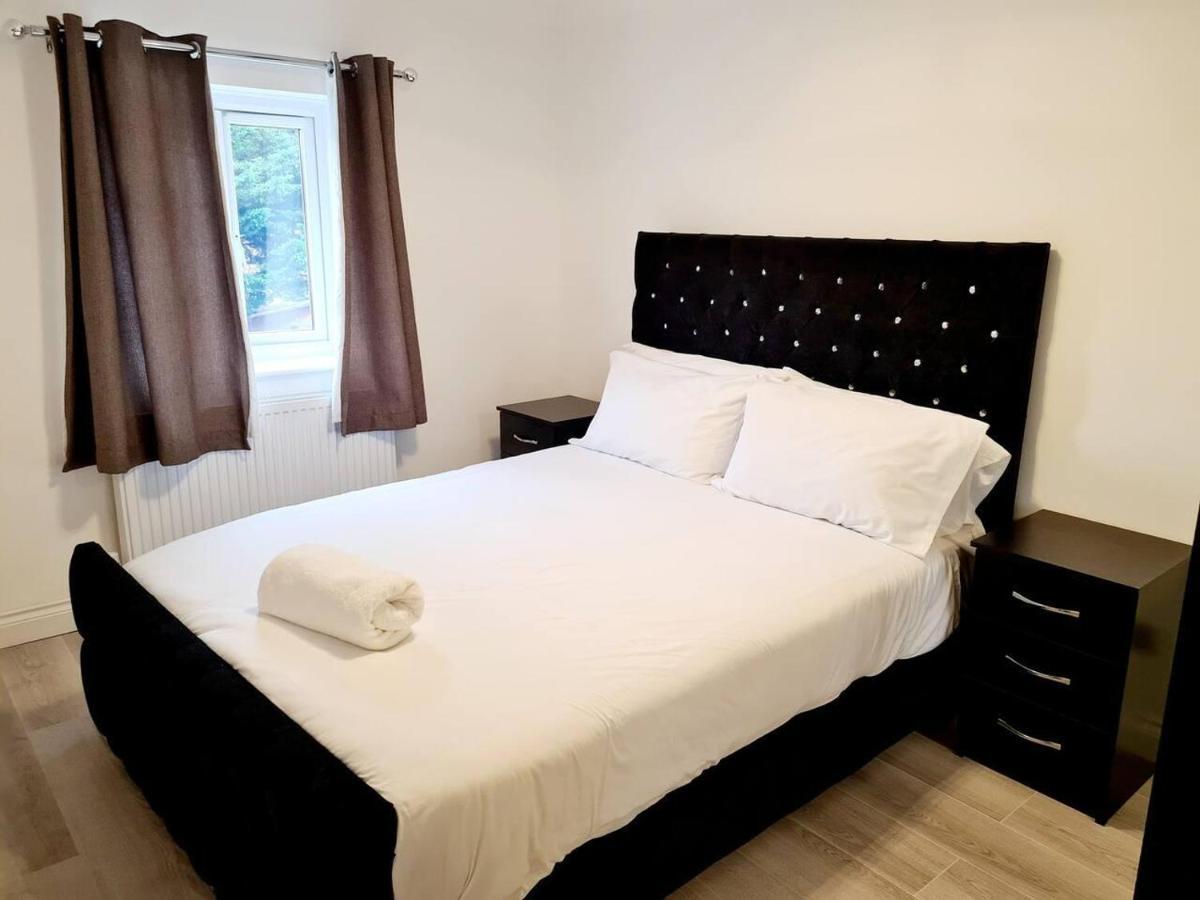 Modern & Spacious - Walk To London Excel- Parking Extérieur photo