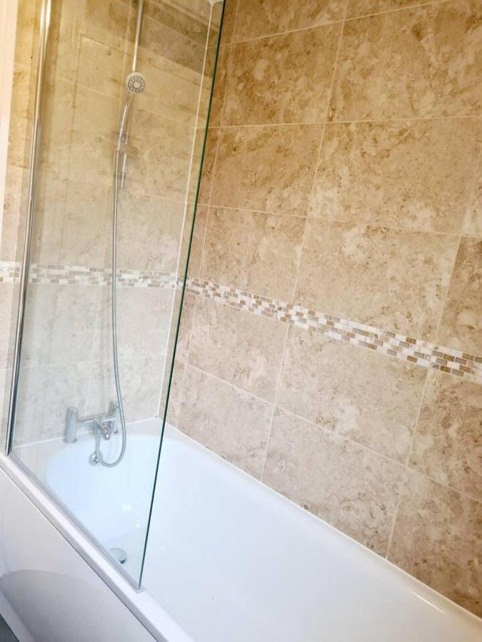 Modern & Spacious - Walk To London Excel- Parking Extérieur photo