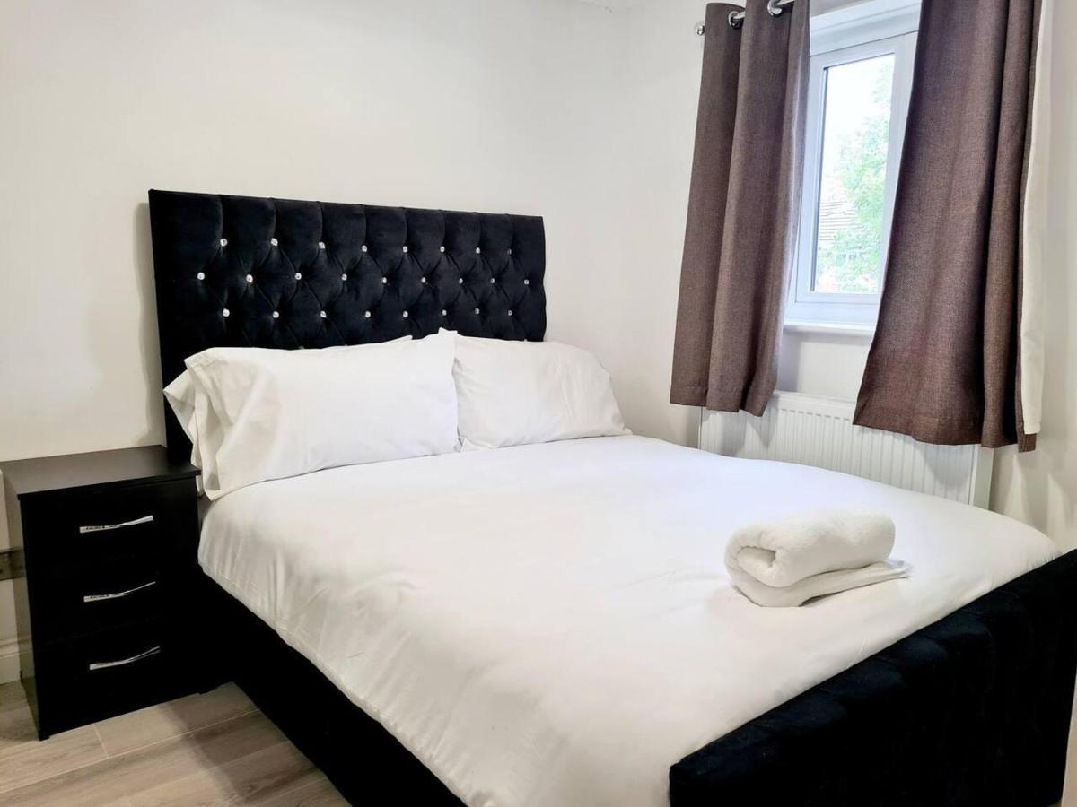 Modern & Spacious - Walk To London Excel- Parking Extérieur photo