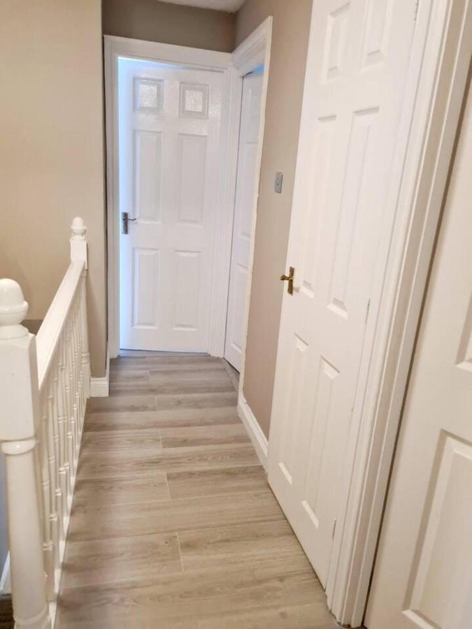 Modern & Spacious - Walk To London Excel- Parking Extérieur photo