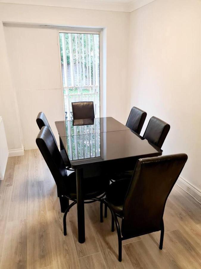 Modern & Spacious - Walk To London Excel- Parking Extérieur photo