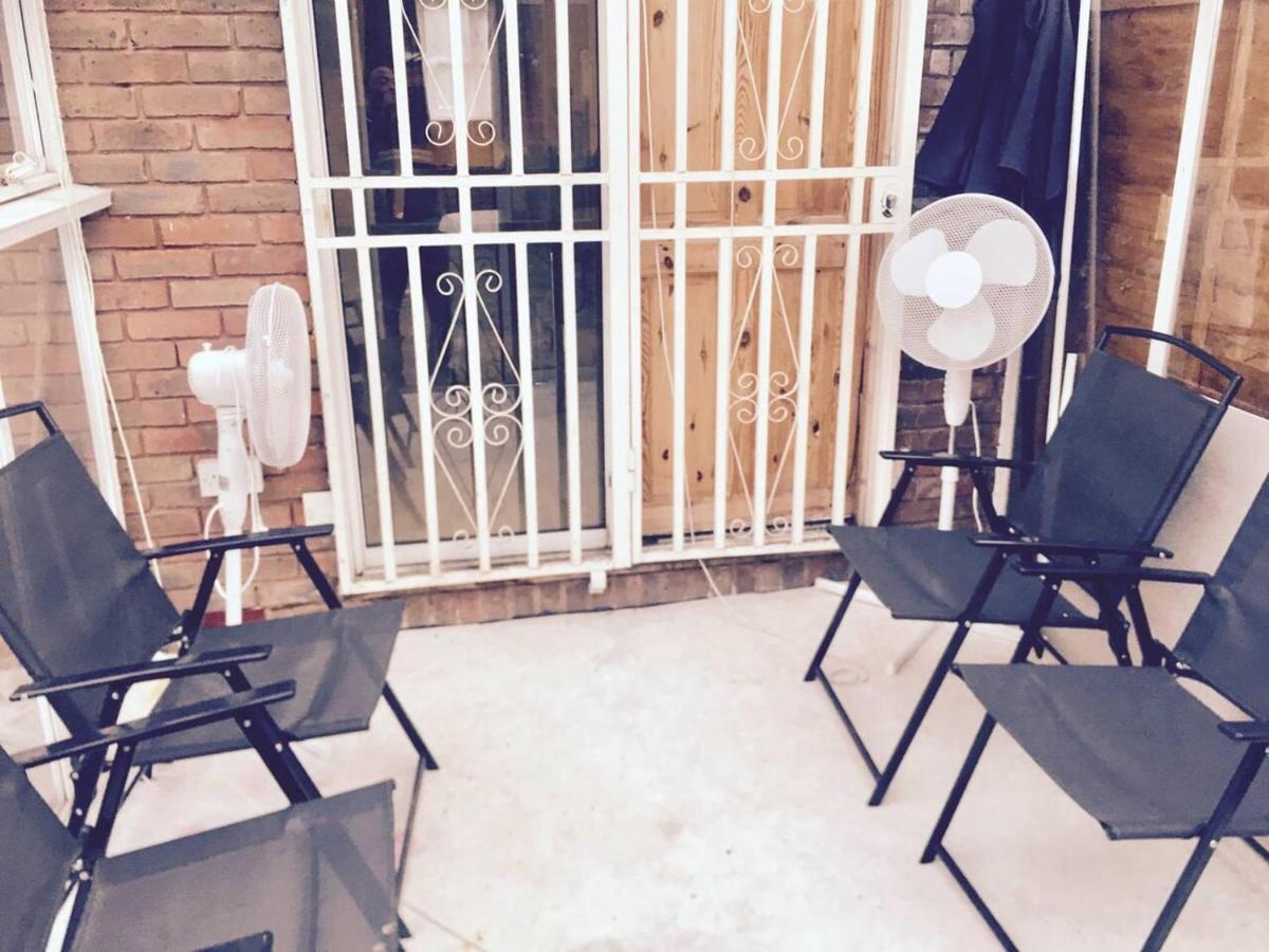 Modern & Spacious - Walk To London Excel- Parking Extérieur photo