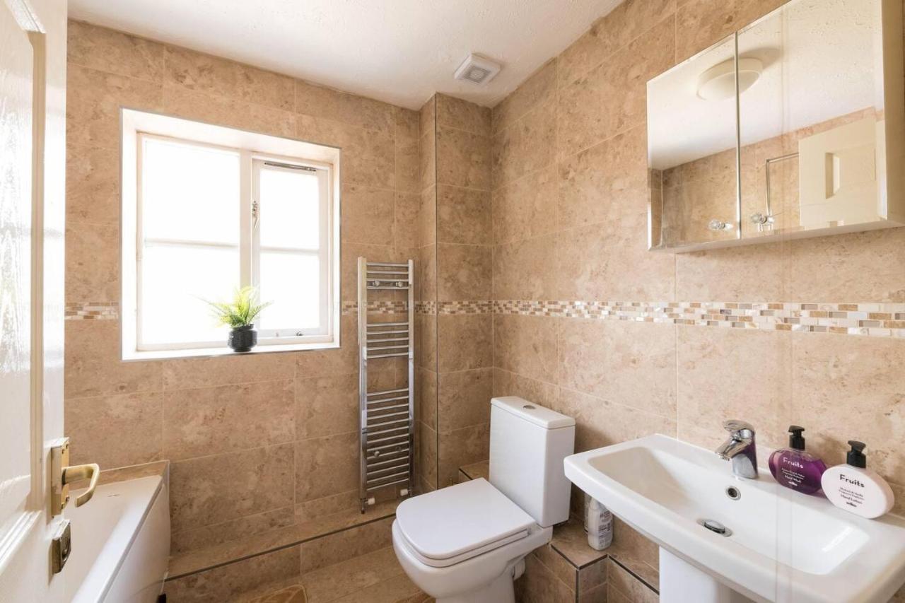 Modern & Spacious - Walk To London Excel- Parking Extérieur photo