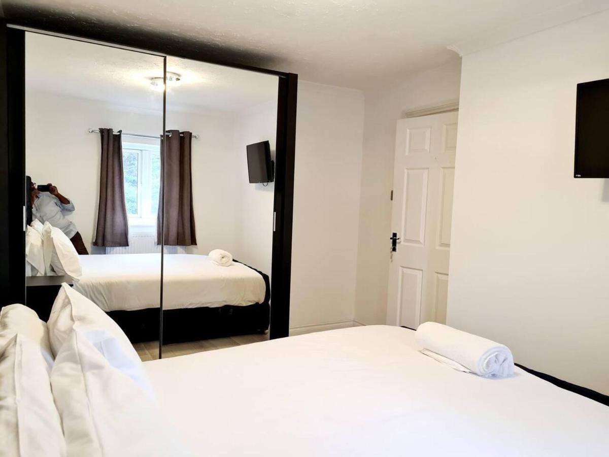 Modern & Spacious - Walk To London Excel- Parking Extérieur photo
