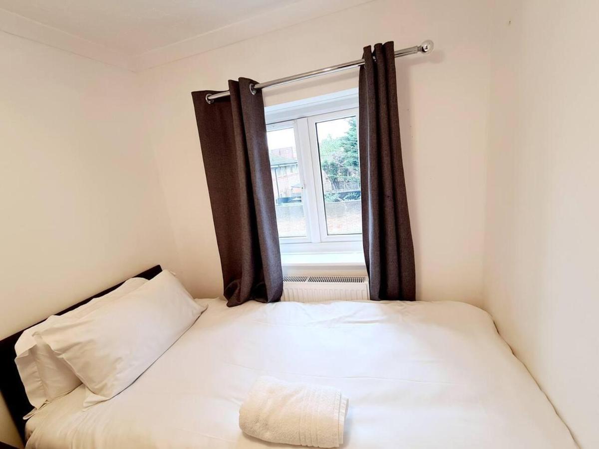 Modern & Spacious - Walk To London Excel- Parking Extérieur photo