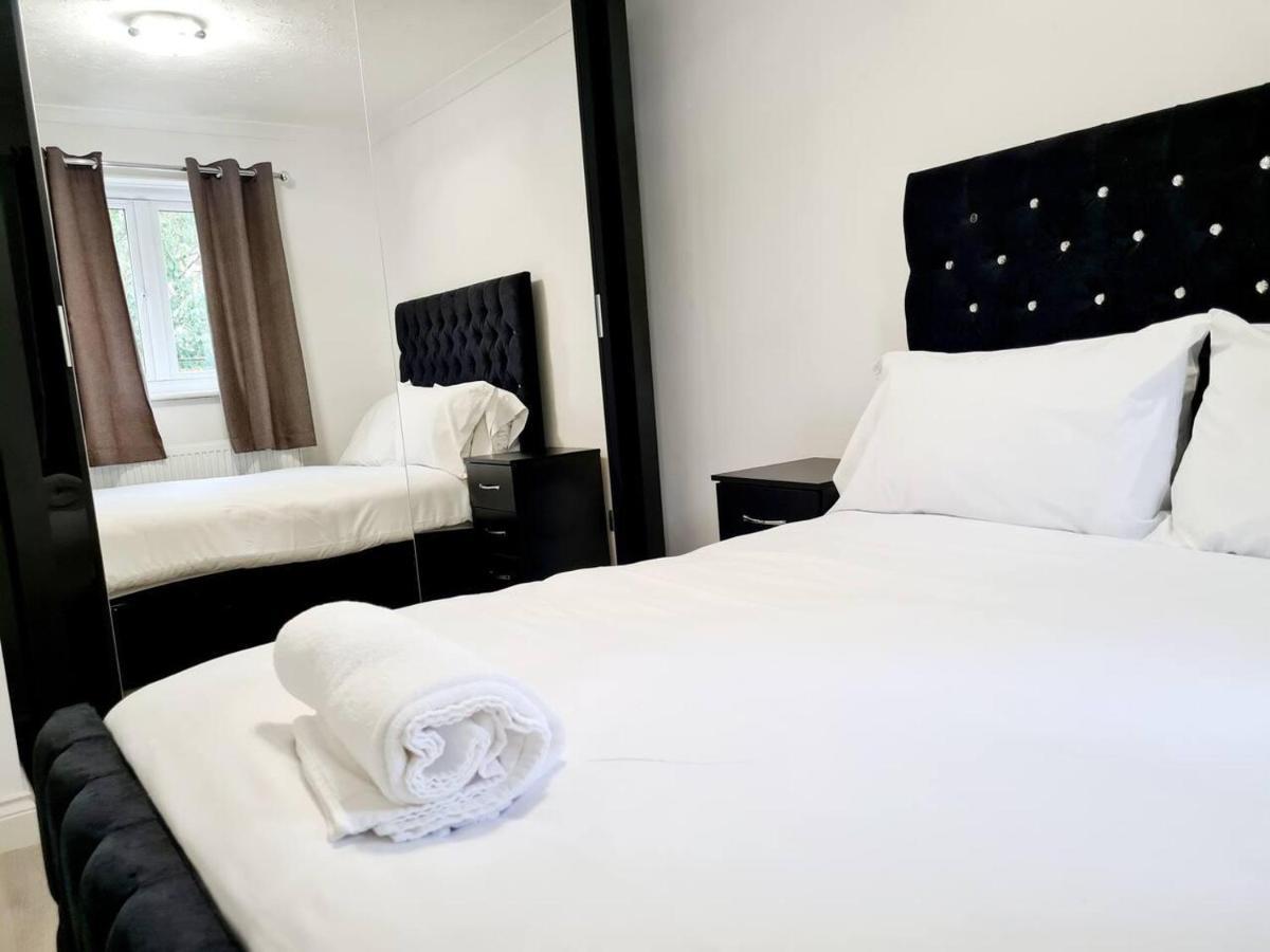 Modern & Spacious - Walk To London Excel- Parking Extérieur photo